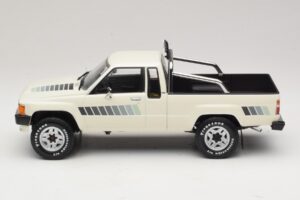 Toyota Hilux N50 Xtra Cab 4x4 Blanc KK-Scale 1:18 KKDC181564 Métal — image 3 sur 6