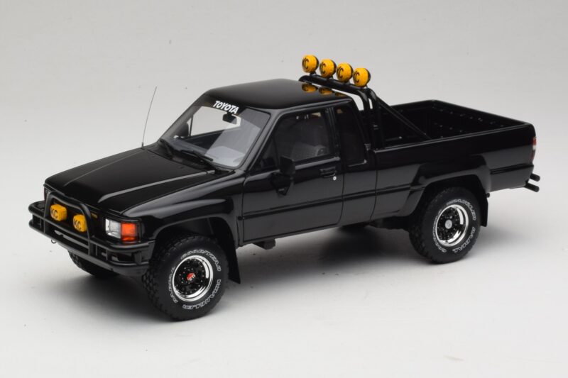 Toyota Hilux N60 SR5 Back to the Future II Noir Brillant Otto 1:18 OT481 Résine