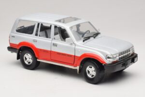 Toyota Land Cruiser J80 Argent Rouge Road Legends 1:18 92098 Métal — image 6 sur 8