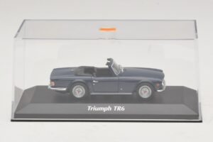 Triumph TR6 Bleu Foncé Maxichamps 1:43 940132570 Métal — image 4 sur 5