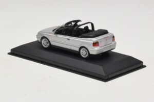 Volkswagen Golf Mk4 Cabriolet Argent Édition Concessionnaire Minichamps 1:43 GOLF004 Métal — image 3 sur 5