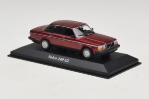 Volvo 240 GL Dark Red Metallic Maxichamps 1:43 940171401 Métal — image 3 sur 5